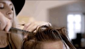 头发硬两边翘怎么办,男生头发很炸该怎么剪好看