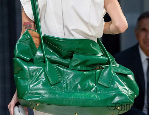 香奈儿和lv包哪个值得买 (lv香奈儿gucci哪个包包值得入)