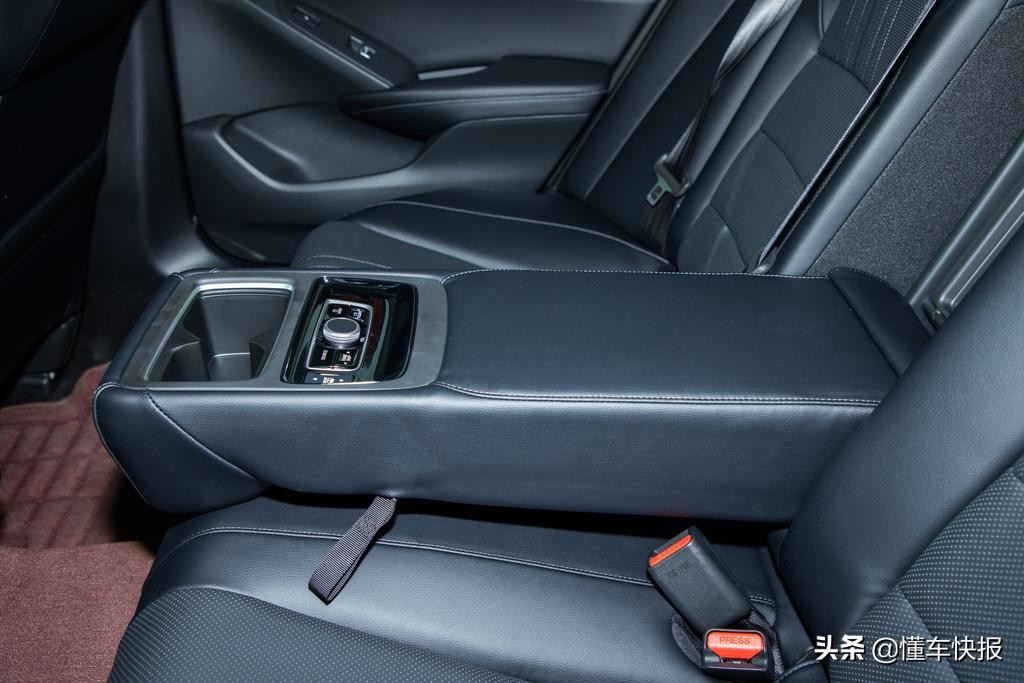 本田雅阁和日产天籁2.0t对比测试,天籁2.0t和雅阁混动怎么选