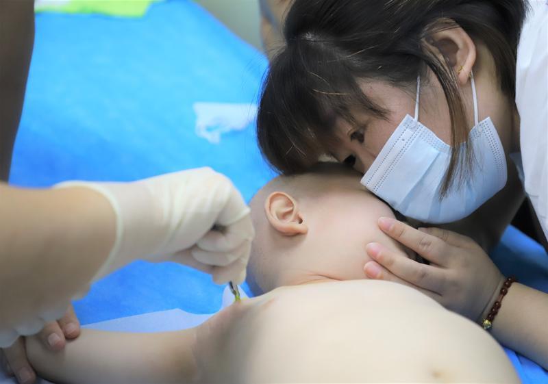 贵州妈妈跨越2000公里到青岛求医,安徽巨肚患者跨越2000公里求医