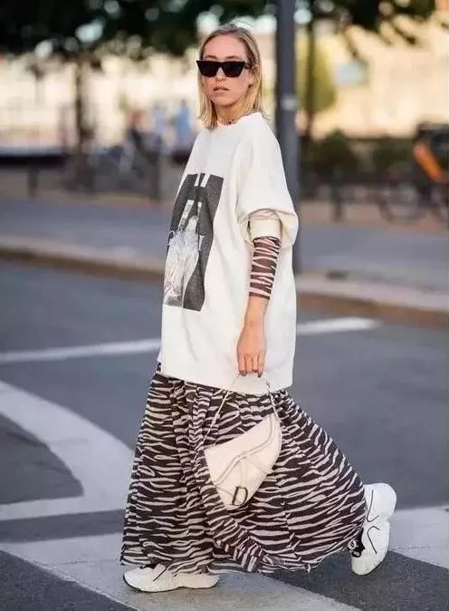 卫衣丑陋穿搭,卫衣太大了怎么穿才好看