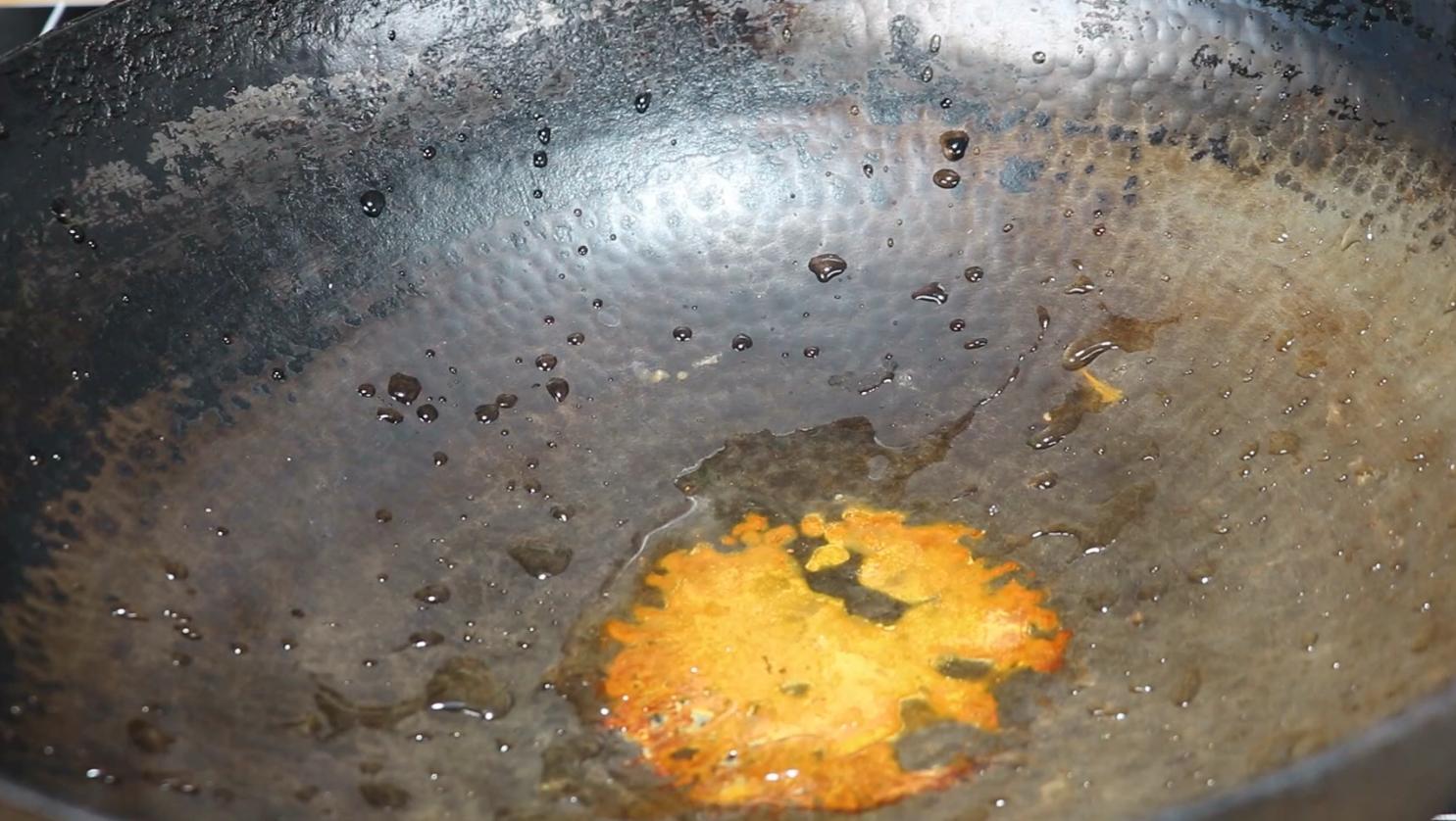 铁锅怎么不会生锈粘锅,铁锅生锈不要扔教你一招搞定