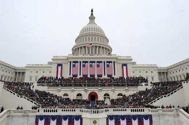 2019年的特朗普,刚逃过一劫又遭暗算