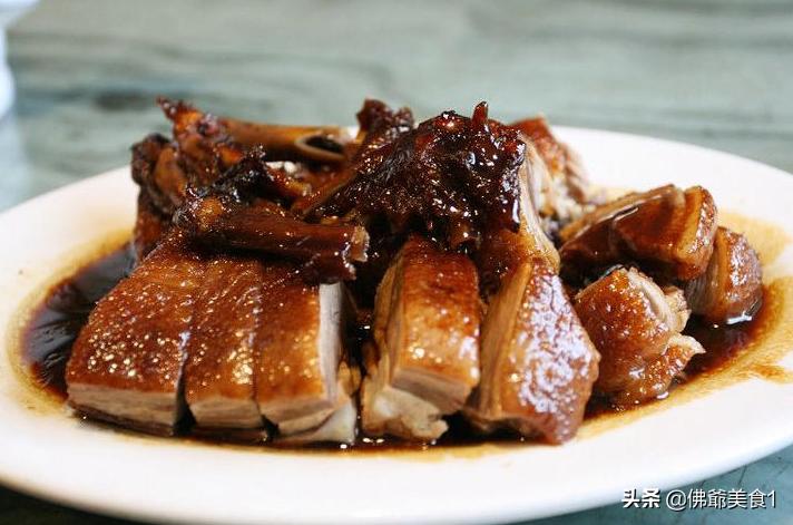 夏天小鸭子戏水图片,夏天小鸭子下河游泳小鸡也跟着去