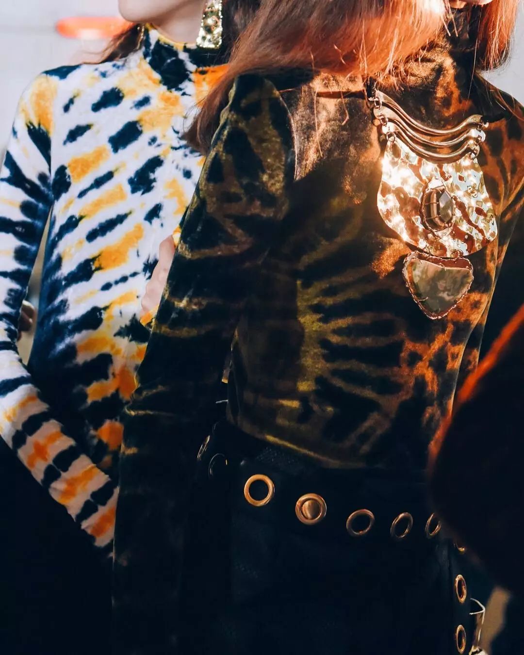 终于,它从街头走上了T台