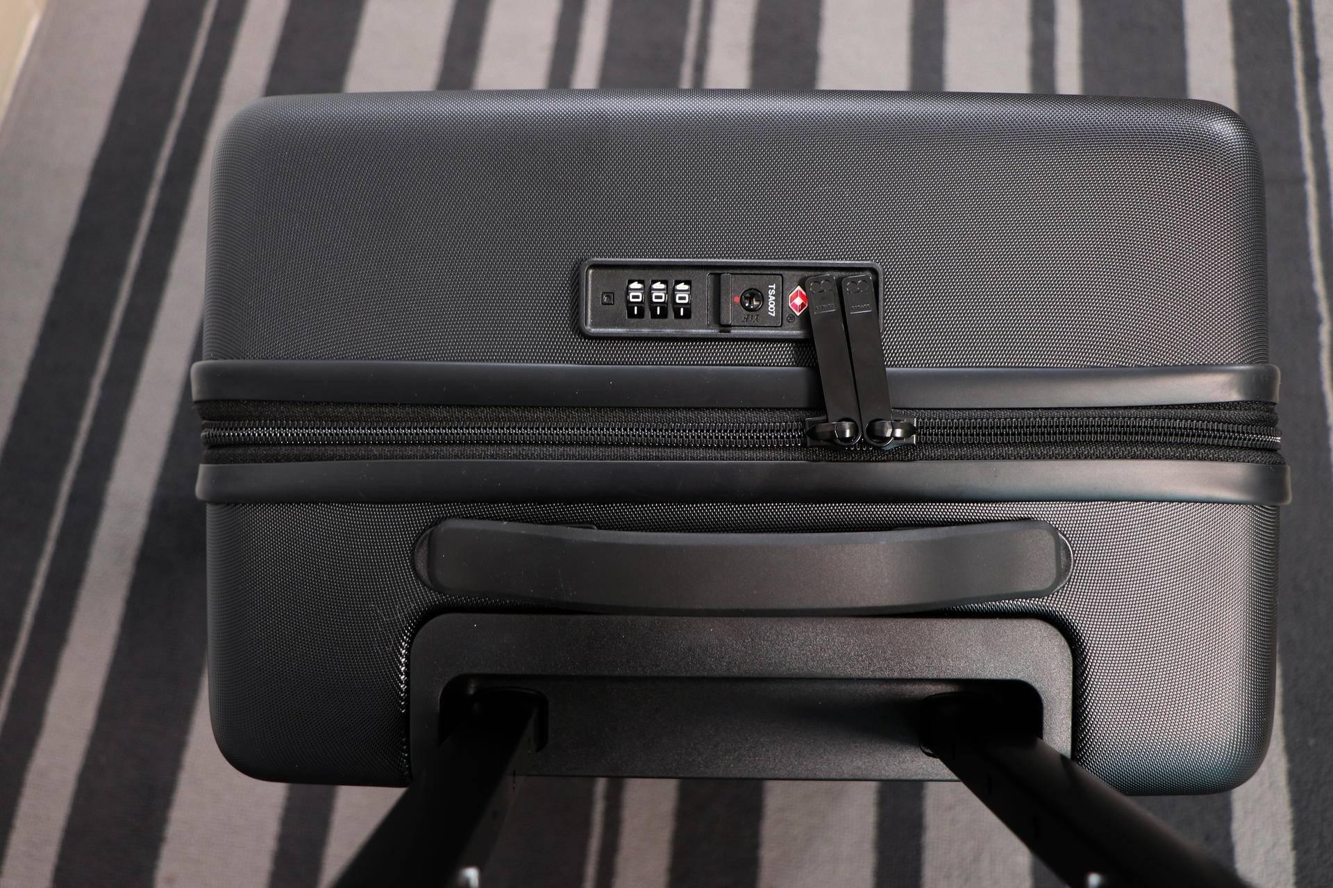 地平线8号对比外交官拉杆箱，滚轮之处见高低，颜值与实力之选！