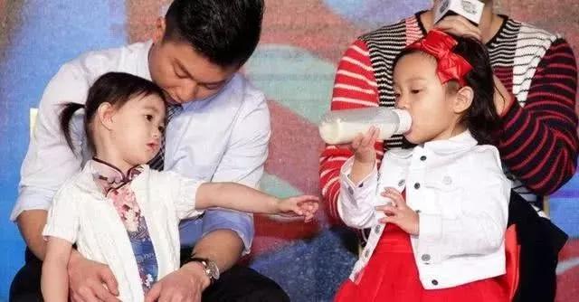 钟丽缇十一岁女儿,钟丽缇女儿吃奶瓶