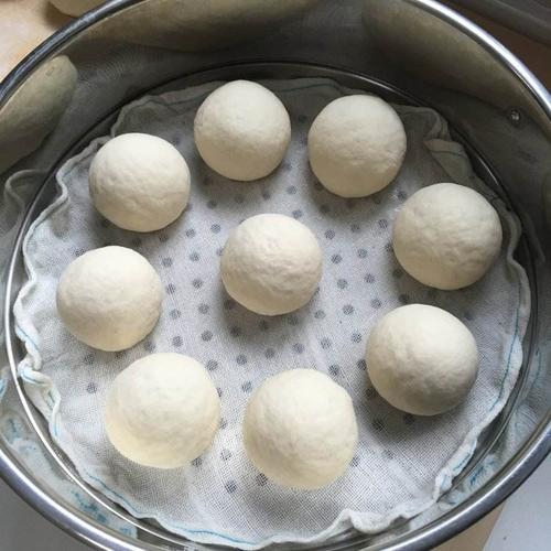 为什么店里的馒头白，自己做出来的黄？掌握这5个技巧，又白又软