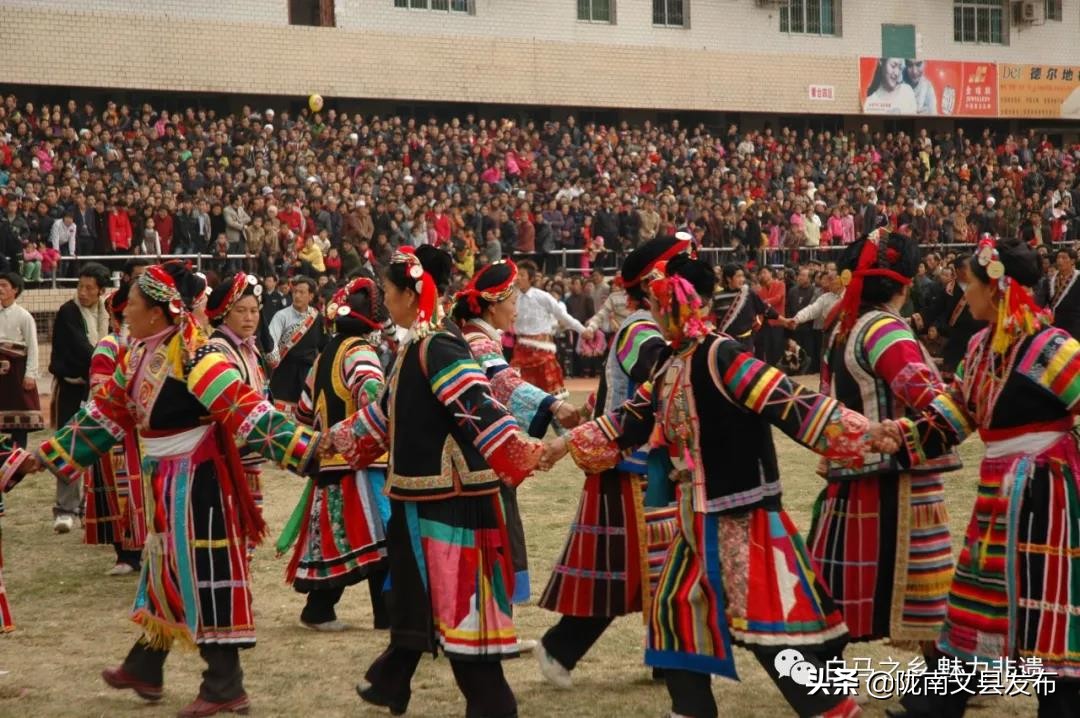 白马民族服装,白衣人服饰