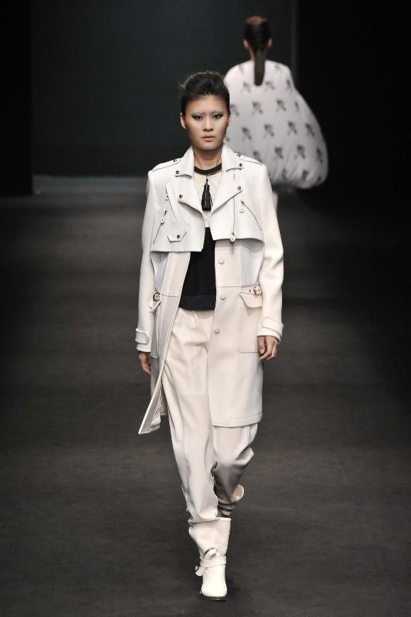 收腰羽绒服搭配小脚裤是什么风格,女士冬天加绒收腰小脚裤紧身