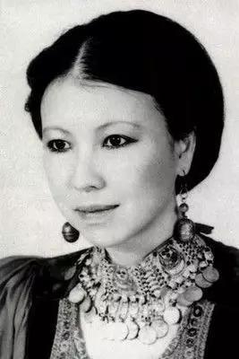 三毛：她走遍万水千山，却用一双*袜丝**自缢身亡