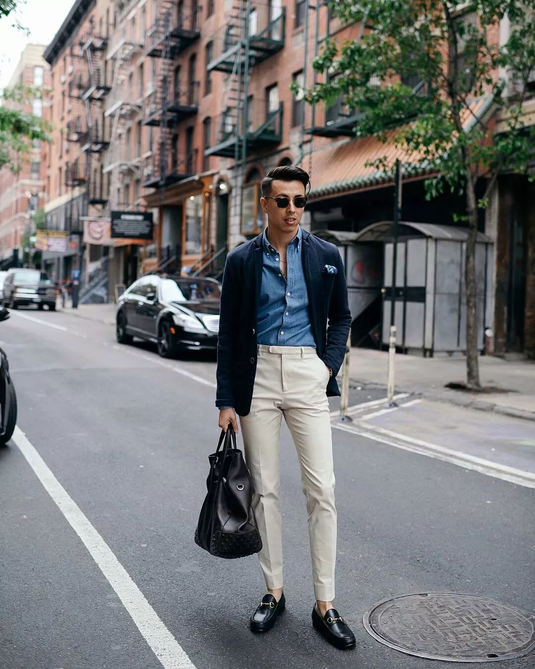 米白色裤子搭配什么颜色上衣,白色裤子怎么穿得干净