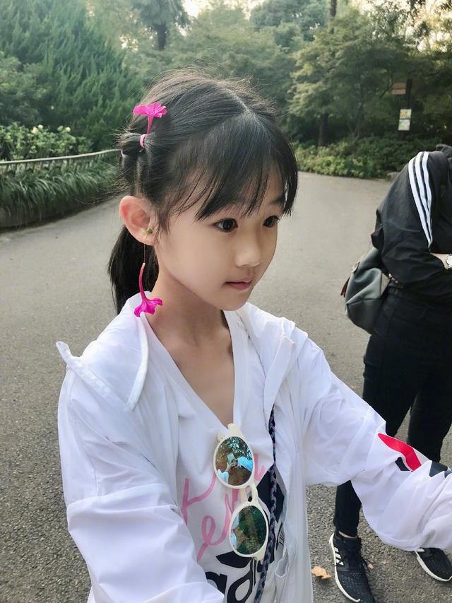 鲍蕾带两女儿出游,鲍蕾携俩女儿登大刊