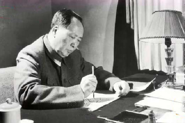 毛主席非常喜欢李贺的诗，两度化用李贺名句，均成惊艳后世的名篇