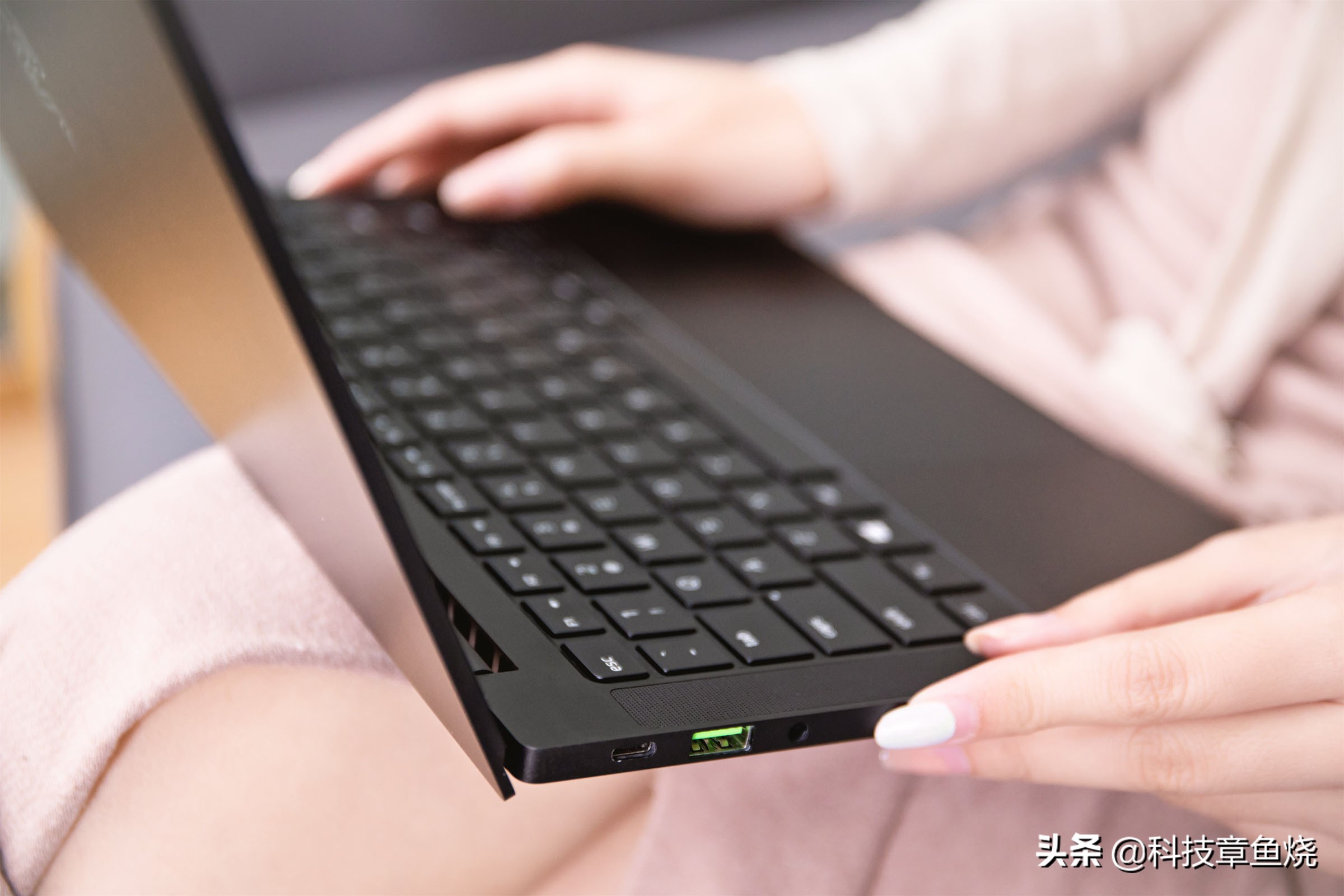 雷蛇灵刃142022款有雷电4接口吗,11代酷睿四代锐龙