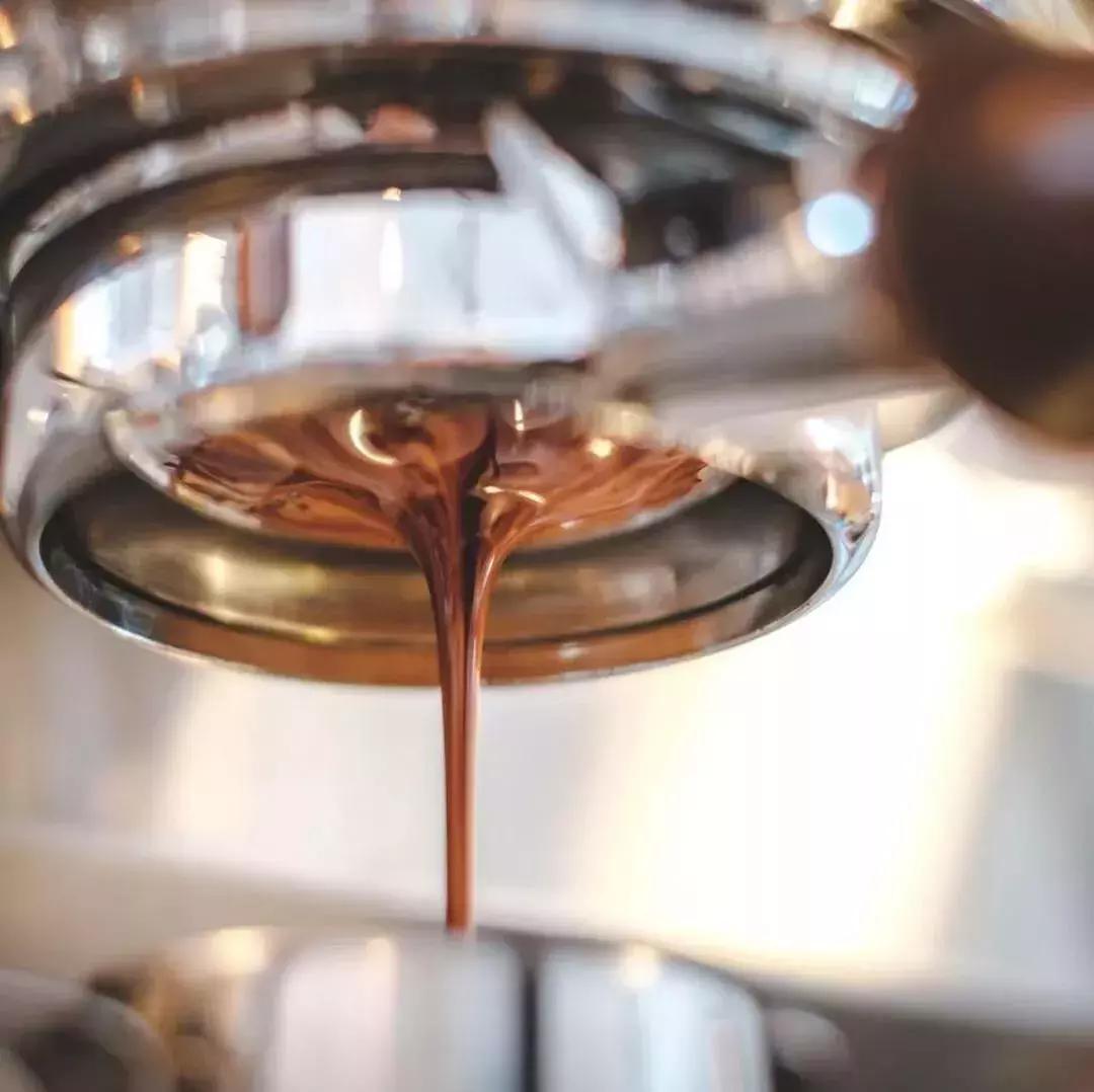 咖啡新手入门拿铁,拿铁咖啡是怎么做出来的