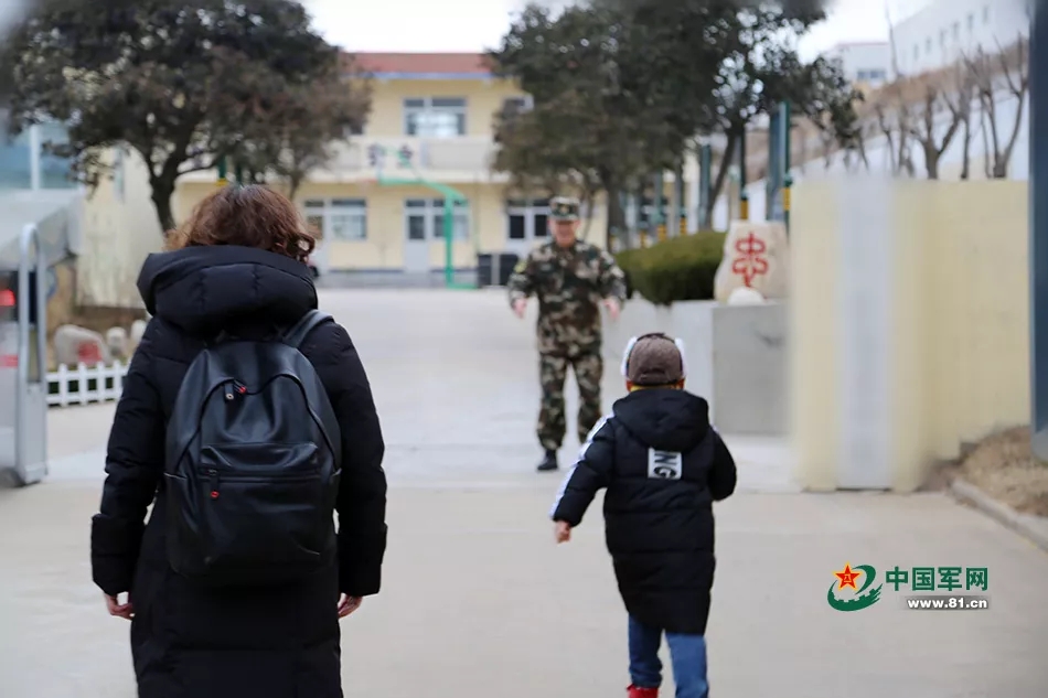 假如你在火车上遇到美女,春运车站遇到兵哥哥