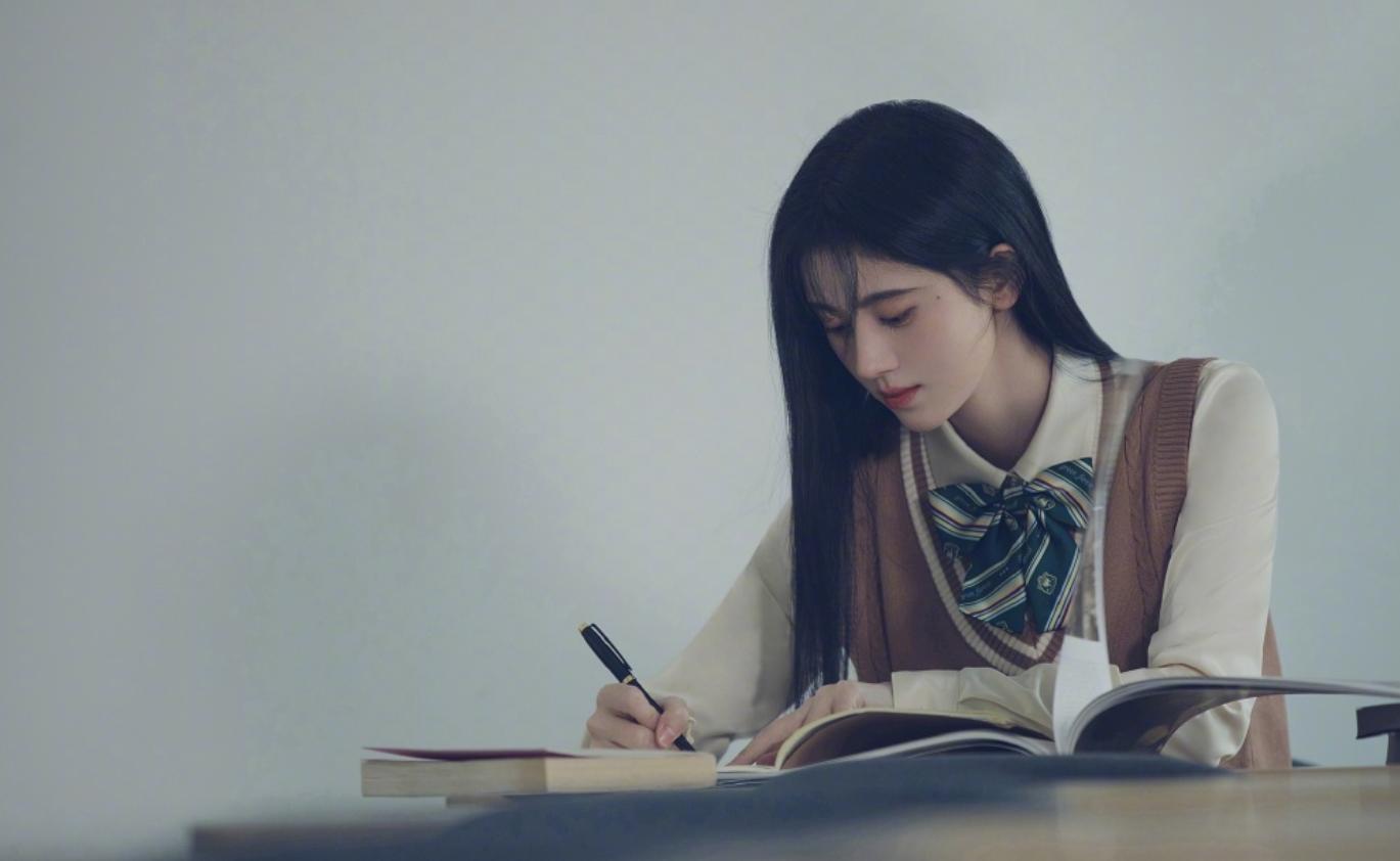 鞠婧祎被质疑穿山寨版针织上衣,鞠婧祎疑穿山寨衣服是真的吗