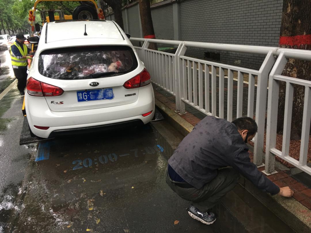 车停在车位上被交警拖走了怎么办,车位被别人占了能叫交警拖走吗