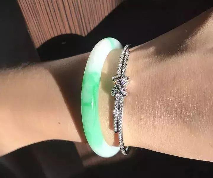 玉镯款式太单调？6种“叠搭法”不怕你撞衫就怕你太时髦