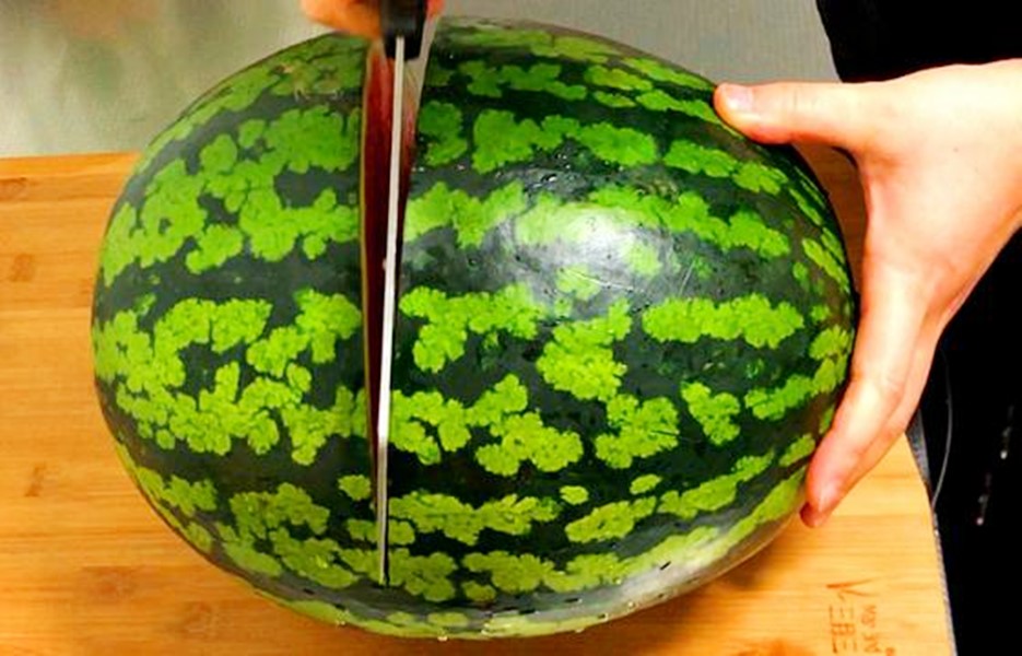 买西瓜怎么挑又甜又脆,西瓜怎么挑选又甜又脆拍一拍