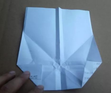 实际上可以飞超远的纸飞机,特别简单但是可以飞很远的纸飞机