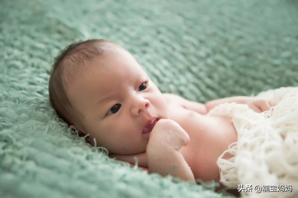 宝宝头型睡扁会不聪明吗,宝宝头型睡得好丑