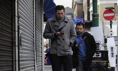 经常在宝宝旁边玩手机有什么危害,长期在熟睡婴儿旁边玩手机的危害