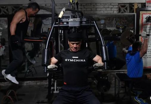 这可能是北京最破的健身房，却是撸铁者的天堂...