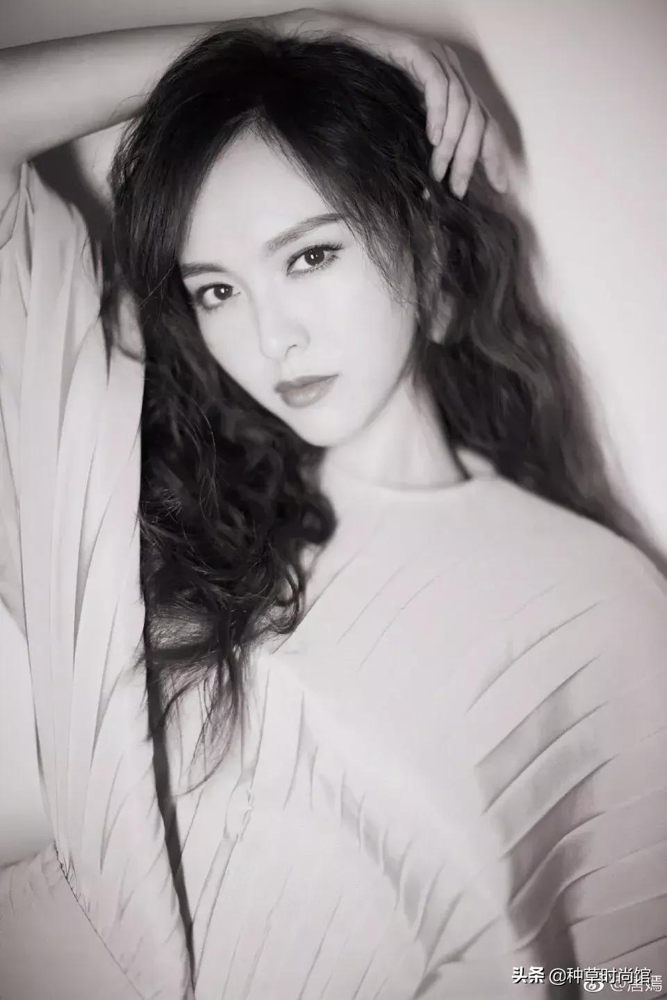 关晓彤素颜自拍与鹿晗撞脸,关晓彤为鹿晗庆生后芭比造型亮相