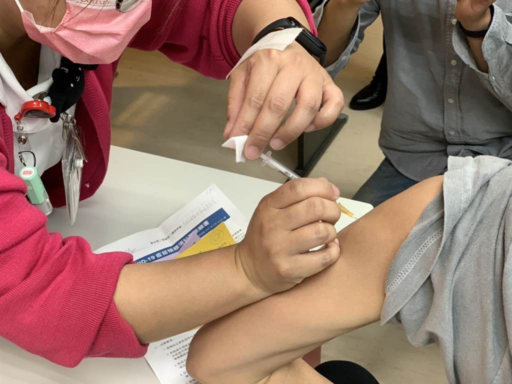 台当局公布AZ疫苗血栓病例，亲友不满：轻描淡写，为救命家当都卖光