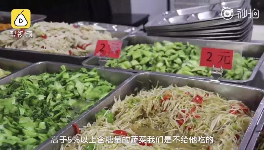 男子开车在路上遛马,男子开车在路上溜马