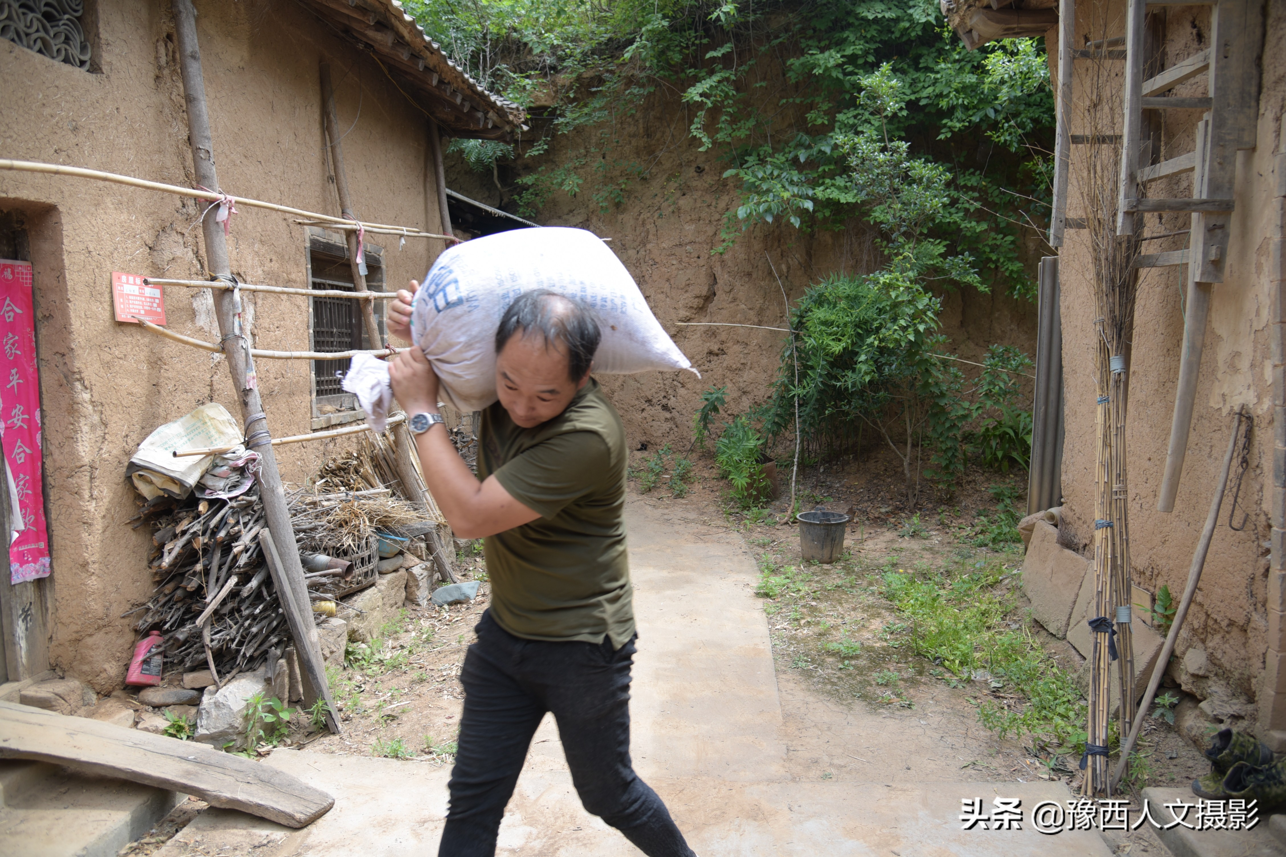 山里父亲10年前为儿子打算，藏一囤小麦两桶黄豆，娶媳妇却没用上