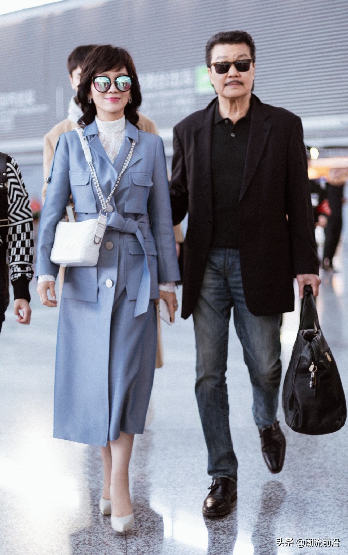 64岁赵雅芝太妙了吧，用包链当大衣腰带，有点时尚过头了