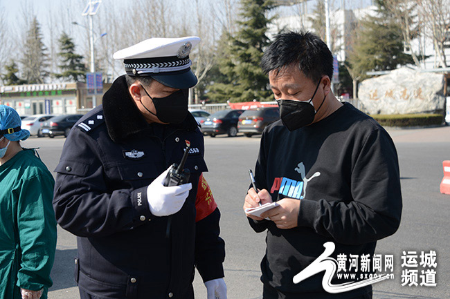 无惧狂风暴雨交警坚守路面护平安,交警不畏严寒