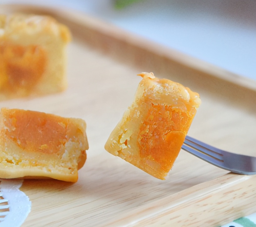 咸蛋黄处理月饼,咸蛋黄做月饼前要怎么处理