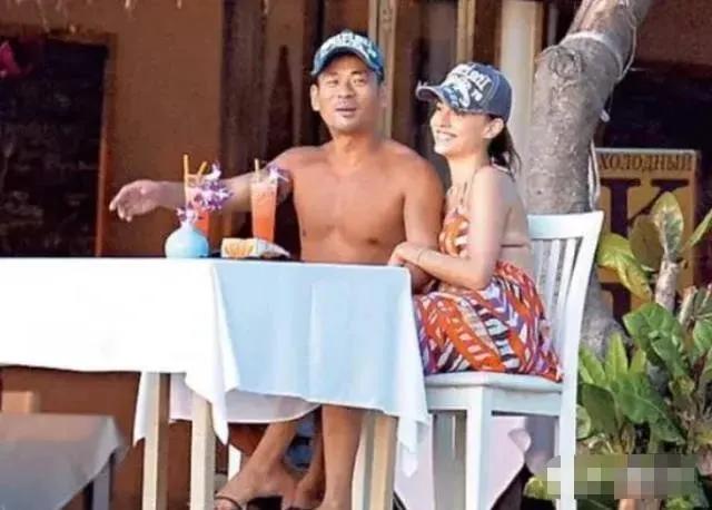 世纪恋崩了！收3亿分手费，4个孩子都不要了？