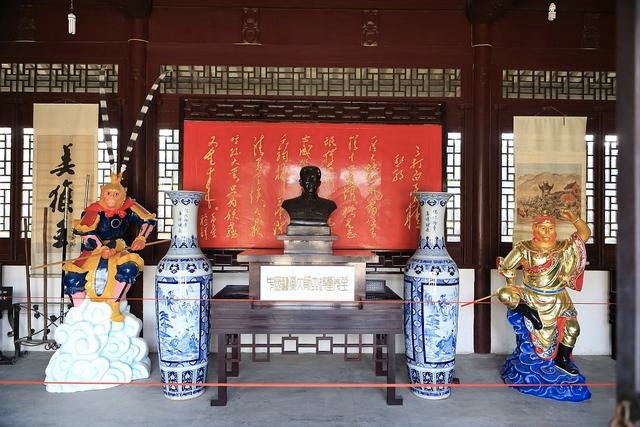 为钱反咬恩师，好友葬礼宣传新剧，六小龄童：完美诠释人如何变猴