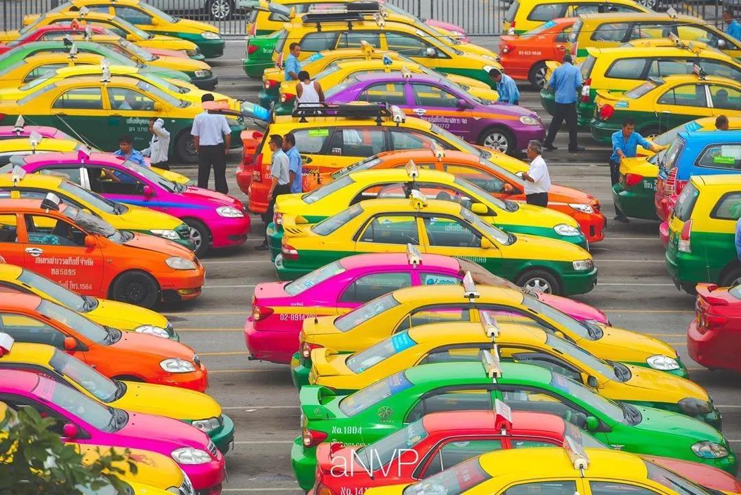 为什么泰国人要穿粉红色,去泰国为什么要穿红色衣服