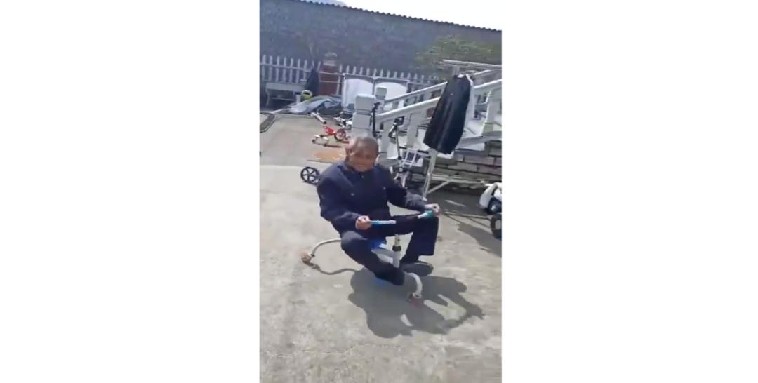 他们“拼力”拍到的中国*警武**照片，标价499美元一张【新闻早七点】