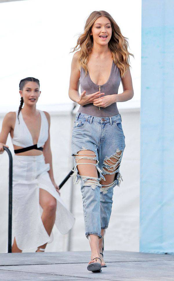 她们不是没穿内衣，而是会穿内衣