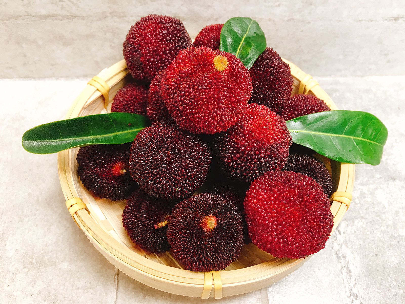 清洗杨梅不要只用盐水，加一些它，灰尘杂质自动出来，还不伤果肉