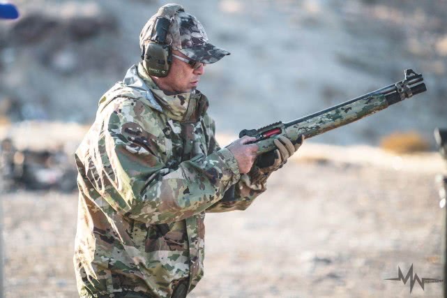 疫情来袭，在美华人纷纷囤枪，选枪是门大学问，听听大佬怎么说？