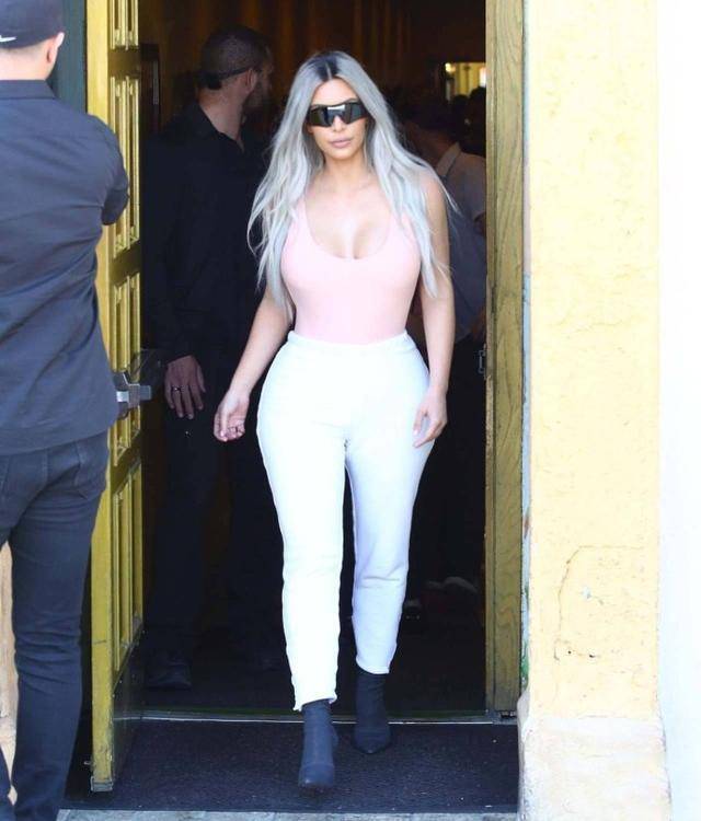 卡戴珊近期发型,卡戴珊发型黑长直