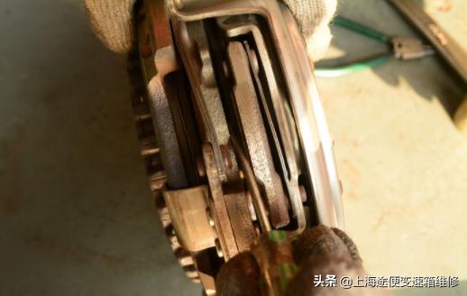 帕萨特七速双离合起步抖动,帕萨特干式双离合器起步共振大