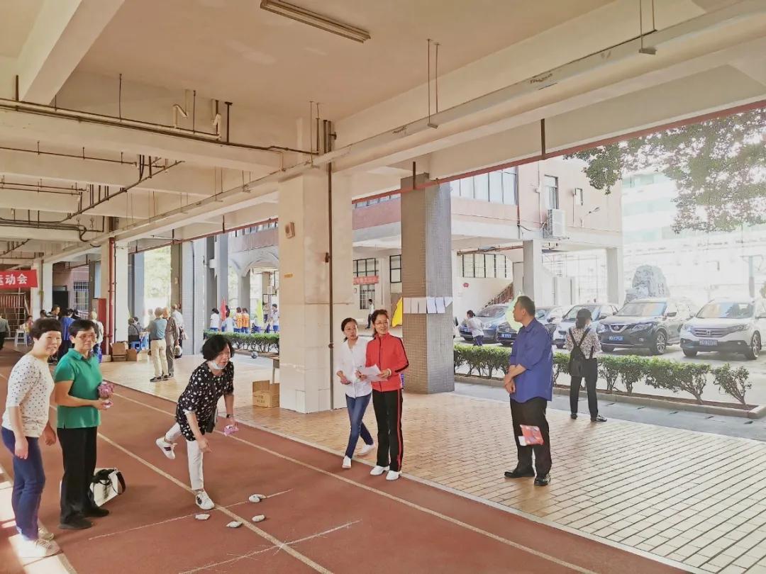 厦门六中老体协、退教协分会举行第六届退休教师趣味运动会暨气排球表演赛