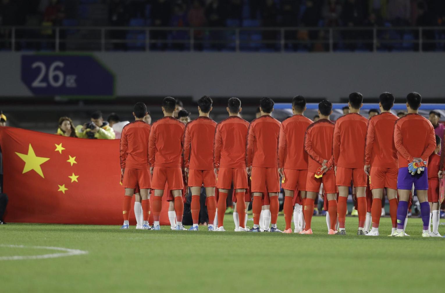 停球1米远，国奥一新星获赞停球哥，出口转内销实力很一般