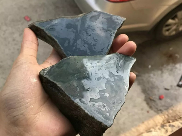 小伙到云南旅游，花几千元掏到宝