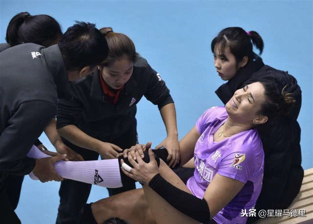 丁霞崴脚了仍然传球,女排丁霞哭泣视频