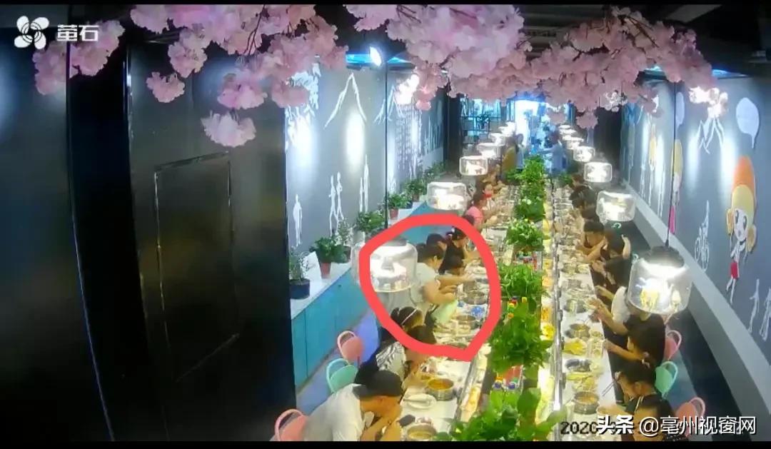 火锅店服务员烫伤人谁的责任,饭店就餐被烫伤谁来承担责任